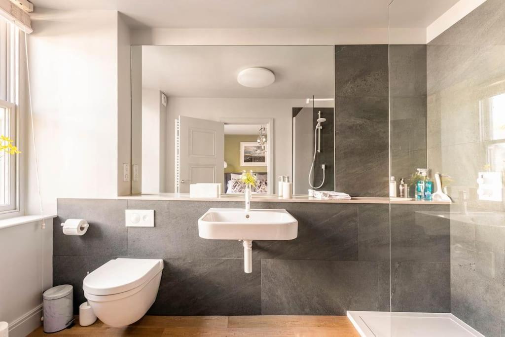 Shamrock, Bowness On Windermere, Superb One Bedroom Apartment With Private Parking Extérieur photo
